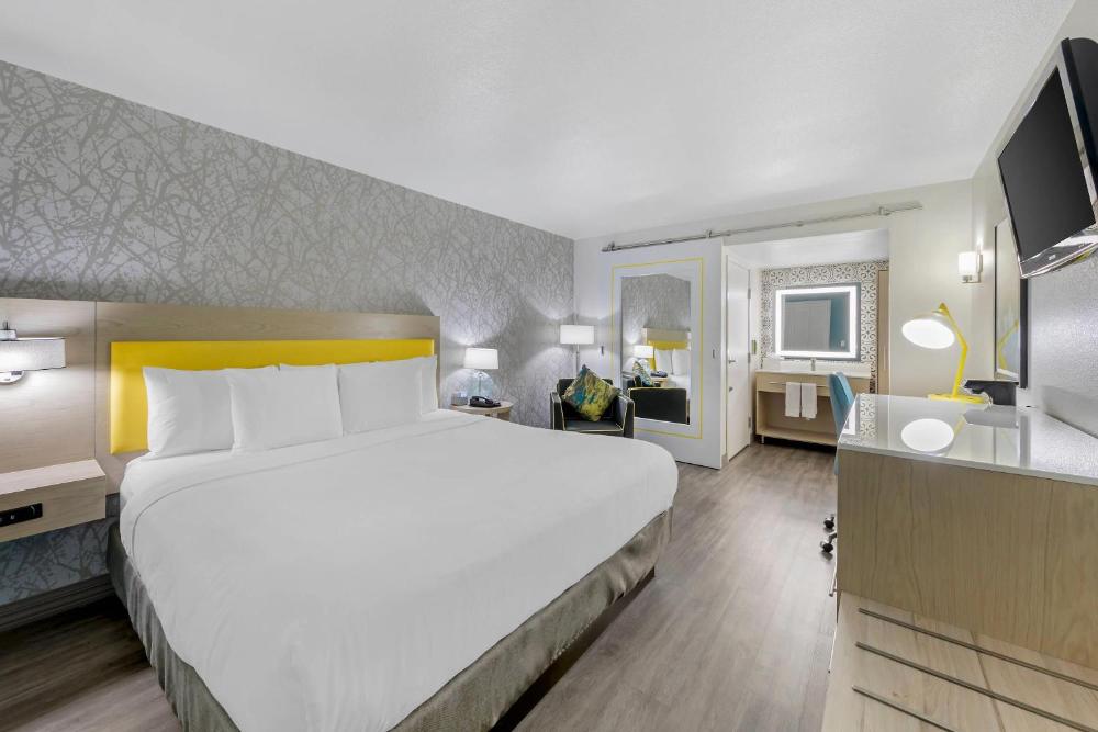Superior King Room - Accessible/Non-Smoking interior